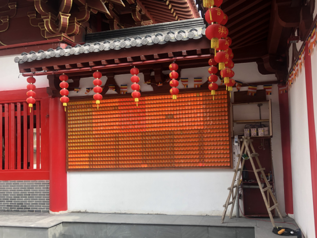 龍之夢臥龍寺萬佛墻前供奉光明心愿燈有感：禮佛在人，供燈在心